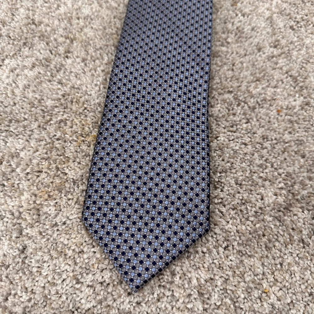 Like new Tommy Hilfiger Black and Gray Patterned Silk Tie